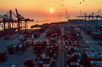 國際經(jīng)濟不確定下為何企業(yè)巨頭有競爭力？青島國際物流帶您分析