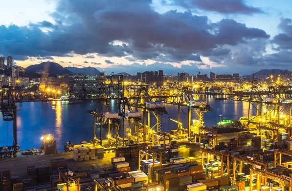 青島港海運物流不僅是中國海運物流的重要節點，更是連接世界的橋梁