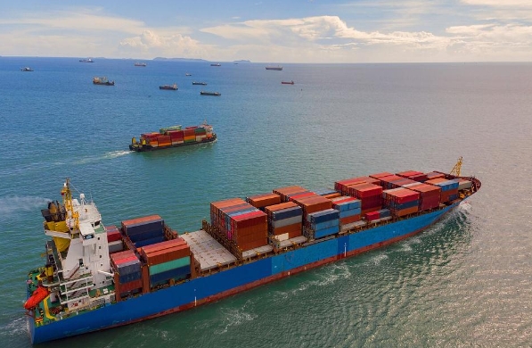 隨著全球化的深入發(fā)展，國際物流公司也面臨著越來越多的挑戰(zhàn)和機(jī)遇