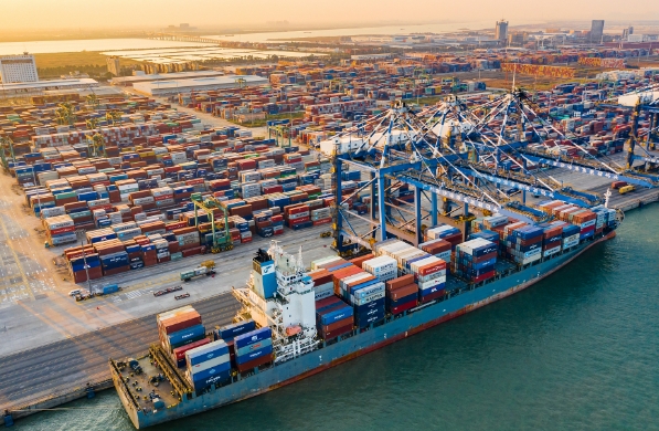 阿聯(lián)酋海運(yùn)是新時代的絲路航運(yùn)先鋒，在全球范圍內(nèi)樹立了嶄新的形象
