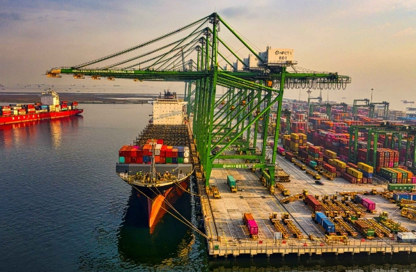 國際物流以其獨特的魅力與復雜性，編織著一張連接世界的網絡