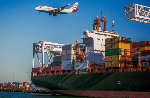 在全球化的背景下，國際海運促進(jìn)了資源的全球配置和市場的深度融合