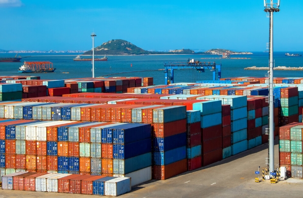 國際物流是推動全球經(jīng)濟(jì)一體化、促進(jìn)世界和平與繁榮的重要引擎